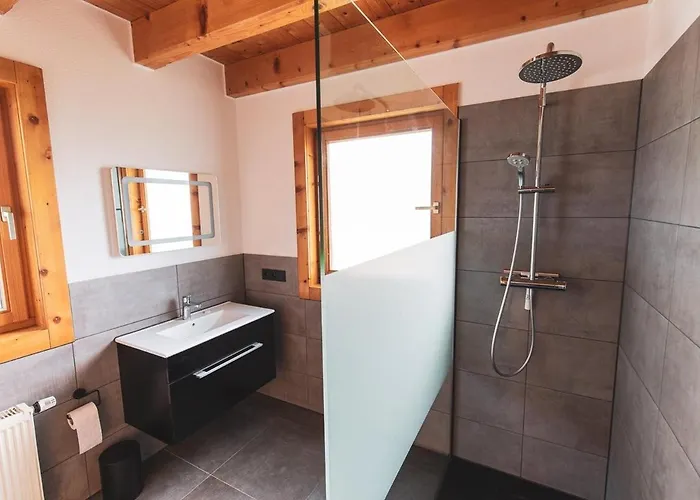 Gemuetliches Holzhaus Bis 12 Schlafplaetze Casa de Férias *